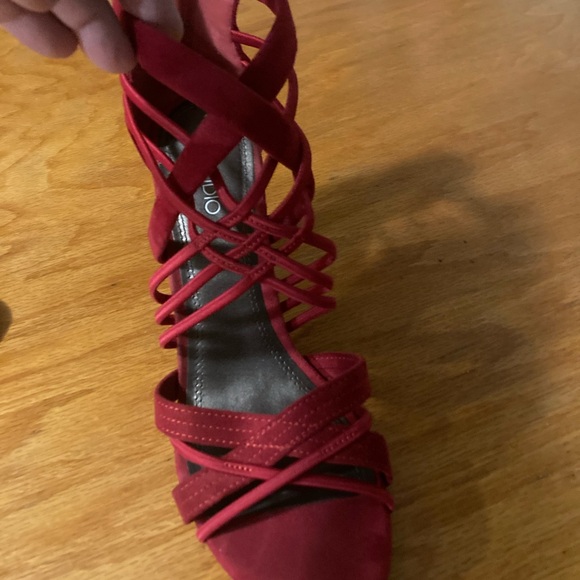 Red heels - Picture 2 of 3